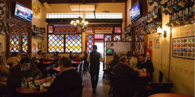 Bares de SP se rebelam contra Tarcísio e exigem fim do ICMS sobre gorjetas