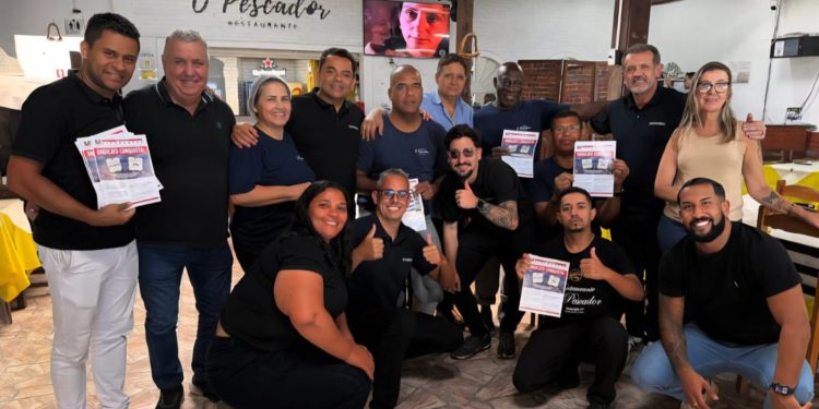 Equipe SINTHORESS entrega informativo da convenção coletiva para toda categoria