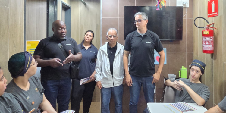 SINTHORESS esteve com os trabalhadores do McDonald’s Miramar