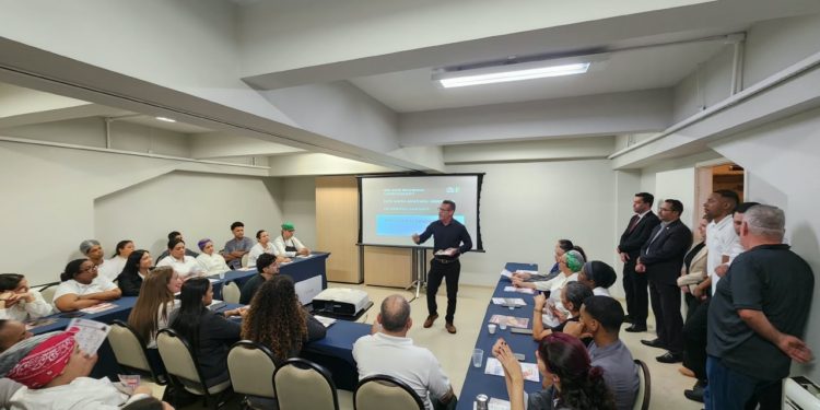 Assembleia do SINTHORESS com os trabalhadores do Hotel Bourbon, em Santos